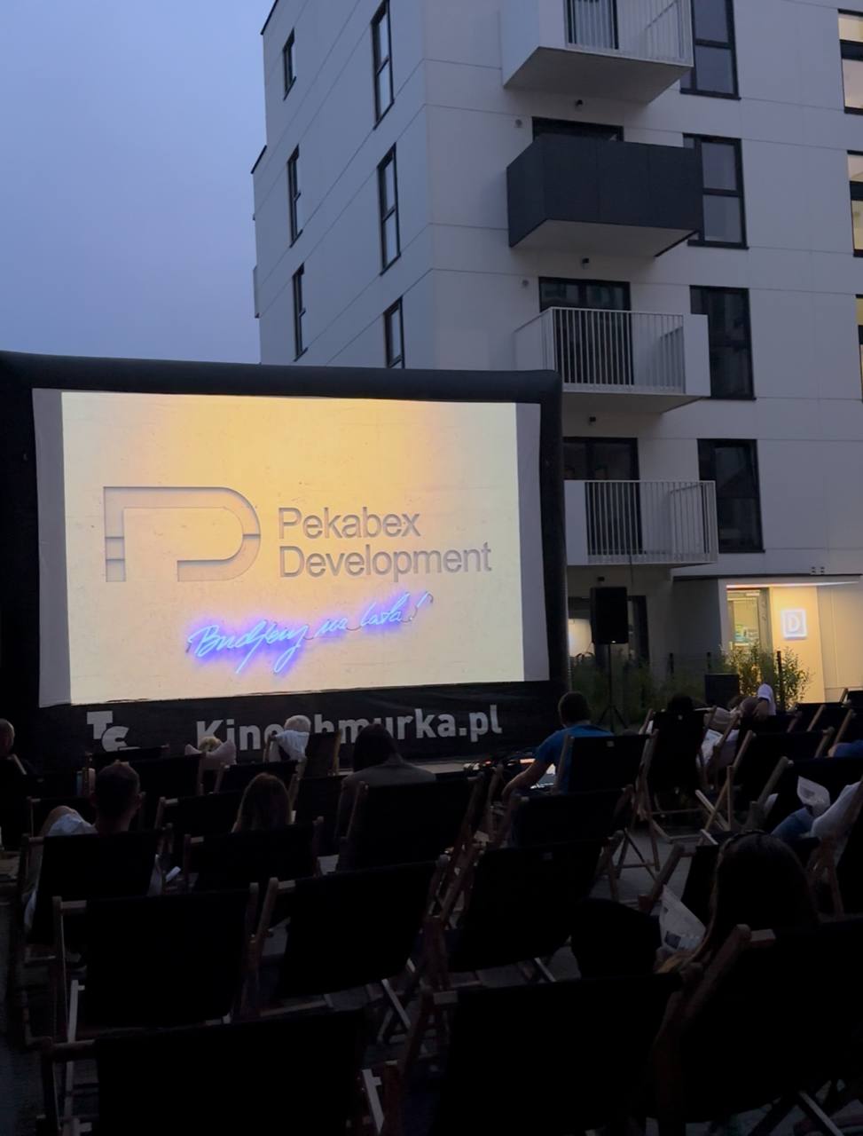 Kino letnie na Osiedlu Neonowe w Częstochowie, czyli sąsiedzka integracja pod gołym niebem!