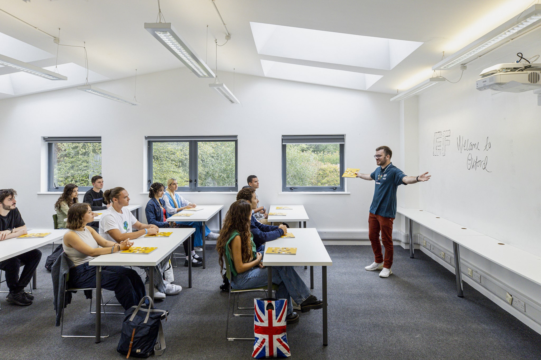 Polska utrzymuje 15 miejsce na świecie oraz 13 w Europie pod względem znajomości języka angielskiego. Choć wynik jest stabilny, najnowszy raport EF English Proficiency Index ujawnia, że za tą pozycją kryją się znaczące różnice między województwami, grupami wiekowymi oraz poszczególnymi umiejętnościami językowymi. Tegoroczne wyniki są szczególnie interesujące, ponieważ po raz pierwszy w większym stopniu uwzględniają kompetencje produktywne: pisanie i mówienie. To właśnie one pokazały, gdzie Polacy radzą sobie najlepiej, a gdzie nadal widzą przestrzeń do rozwoju.
Co roku EF Education First bada ponad 2 miliony osób w ponad 100 krajach, analizując poziom znajomości angielskiego w czterech obszarach. Tegoroczna edycja jako pierwsza tak mocno podkreśla znaczenie umiejętności tworzenia wypowiedzi pisemnych i ustnych.
 „W tym roku do metodologii testu dołożyliśmy badanie tych produktywnych części języka, czyli mówienia i pisania. Łatwiej jest nam zrozumieć język, niż go wyprodukować” mówi Magda Celejewska, Country Manager z EF Education First.
Najlepiej wypadło czytanie, które osiągnęło 612 punktów. Nieco niżej znalazło się słuchanie z wynikiem 597 punktów. Najwięcej wyzwań sprawia mówienie, gdzie średnia wyniosła 518 punktów. Wynik ten nie wpłynął jednak na globalną pozycję Polski, która ponownie znalazła się w grupie krajów o bardzo wysokich kompetencjach językowych, co jest potwierdzeniem stabilnej jakości nauki języka w naszym kraju.
Które regiony radzą sobie najlepiej? Mapa językowa Polski mocno się różnicuje
Wyniki regionalne pokazują, że nie wszystkie części Polski rozwijają kompetencje językowe w tym samym tempie. Najwyżej uplasowały się województwa śląskie, pomorskie i małopolskie, gdzie mieszkańcy najczęściej osiągali wyniki powyżej 610 punktów. Na drugim końcu znalazły się województwa warmińsko-mazurskie oraz lubuskie, w których poziom angielskiego był zdecydowanie niższy.
Zróżnicowanie widać również wśród największych polskich miast. Gdańsk, Lublin i Katowice znalazły się w ścisłej czołówce, wyprzedzając nawet Warszawę, która osiągnęła wynik niższy niż wiele dynamicznych ośrodków regionalnych. Bydgoszcz i Szczecin zamknęły tegoroczne zestawienie dużych miast pod względem znajomości języka angielskiego. „Widać wyraźnie, że polska mapa językowa mocno się zmienia. Wiele miast rozwija kompetencje mieszkańców bardzo konsekwentnie, co daje efekty porównywalne z największymi ośrodkami europejskimi” podkreśla Magda Celejewska, Country Manager z EF Education First. Dodaje, że samorządy, zarówno duże, jak i mniejsze, mogą bezpłatnie skorzystać z testu EF SET, który pozwala sprawdzić poziom językowy lokalnych społeczności i generuje certyfikaty potwierdzające wyniki uczestników.

Młodzi są osłuchani, starsi bardziej zdyscyplinowani. 
Wyniki pokoleń pokazują ciekawy trend
Tegoroczne dane dotyczące najmłodszej grupy badanych, osób w wieku 18–20 lat, pokazują wyraźną poprawę – ich wynik wzrósł z 575 do 606 punktów. Mimo tego progresu grupa ta nadal nie osiąga rezultatów tak wysokich, jak można by się spodziewać przy codziennym, intensywnym kontakcie z angielskim w mediach społecznościowych. To potwierdza, że sama ekspozycja na język nie zastąpi regularnego ćwiczenia mówienia i aktywnego użycia słownictwa.
Najlepiej radzą sobie osoby w wieku 26–30 lat oraz 31–40 lat, które intensywnie korzystają z angielskiego zawodowo oraz podczas podróży. „Młodzież świetnie rozumie język, bo ma z nim kontakt każdego dnia, ale rzadziej ćwiczy mówienie. Osoby czterdzieści plus często mają większą obawę przed popełnieniem błędu, bo uczyły się w czasach, gdy skupiano się głównie na gramatyce. Mimo to ich kompetencje rosną konsekwentnie z roku na rok” wyjaśnia Magda Celejewska, Country Manager z EF Education First.

Nauka języka to doświadczenie na całe życie
„Nauka języka to nie tylko zapamiętywanie słówek. To kontakt z inną kulturą, otwieranie się na świat i budowanie pewności siebie. W dzisiejszych czasach angielski stał się czymś, co otwiera drzwi do możliwości, od pracy po edukację i podróże. Coraz więcej osób sięga także po inne języki, bo chcą rozwijać się szerzej, a nie tylko podstawowo” mówi Magda Celejewska, Country Manager z EF Education First.
Choć wiele osób obawia się, że po zakończeniu szkoły trudniej uczyć się języków, praktyka pokazuje coś zupełnie innego. Kluczowa jest regularność. „Nasza najstarsza uczestniczka miała dziewięćdziesiąt lat i świętowała urodziny na kursie w Rzymie. To dowód, że nigdy nie jest za późno na naukę języka” dodaje Magda Celejewska, Country Manager z EF Education First.
Coraz popularniejsze są również kursy łączące naukę z lokalnymi aktywnościami: warsztatami kulinarnymi, zajęciami kulturowymi czy wspólnym odkrywaniem miasta. Dzięki temu język przestaje być abstrakcyjnym narzędziem, a zaczyna być częścią codzienności.
Zanurzenie w języku to najszybszy sposób na swobodną komunikację
W ostatnich latach rośnie popularność kursów zagranicznych, które pozwalają uczyć się angielskiego w naturalnym środowisku językowym. Kursanci EF najczęściej wybierają Londyn, Maltę i Stany Zjednoczone, ale dużym zainteresowaniem cieszą się także Barcelona, Nicea i Rzym. „Dzisiejsza młodzież wyjeżdża za granicę częściej niż kiedyś. Uczy się języka w praktyce, ogląda filmy bez tłumaczenia i odważniej korzysta z okazji do komunikacji. Zanurzenie w języku przynosi najszybsze efekty, a angielski stał się dziś must have na rynku pracy” podsumowuje Magda Celejewska, Country Manager z EF Education First.

EF Education First - to międzynarodowa organizacja edukacyjna, która od 60 lat zajmuje się nauczaniem języków obcych, łącząc edukację z podróżami i doświadczeniami kulturowymi. Firma oferuje kursy dla dzieci, młodzieży i dorosłych, a także programy wymiany licealnej i specjalne kursy dla osób 50+. W swoich szkołach na całym świecie EF kładzie nacisk na naukę przez praktykę, umożliwiając uczestnikom pełne zanurzenie 
w języku poprzez interakcje społeczne i lokalne aktywności, takie jak warsztaty kulinarne czy taneczne. 

EF Education First odgrywa kluczową rolę w promowaniu edukacji językowej na skalę globalną. Organizacja jest twórcą EF English Proficiency Index – największego na świecie rankingu oceniającego znajomość języka angielskiego w różnych krajach. EF było także oficjalnym partnerem językowym igrzysk olimpijskich, wspierając sportowców i wolontariuszy w komunikacji międzynarodowej. 
