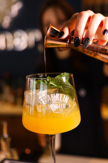 Polacy piją inaczej niż kiedyś: nie chcemy już „byle czego”. 
Ginnery Gin o tym, jak zmienia się polska kultura picia
