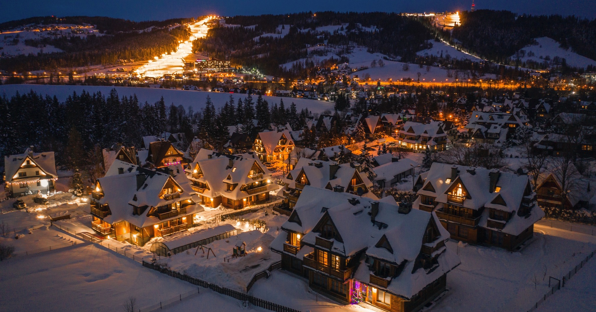 Zbliżające się ferie zimowe po raz kolejny pokazują, jak dynamicznie zmienia się sposób podróżowania Polaków. Jak wynika z obserwacji i danych rezerwacyjnych Sun&Snow, jednego z największych operatorów najmu apartamentów w Polsce, turyści coraz częściej wybierają elastyczne formy wypoczynku, krótsze wyjazdy i noclegi dopasowane do realnych potrzeb rodzin.
Gdzie Polacy spędzą ferie zimowe?
W sezonie zimowym niezmiennie największym zainteresowaniem cieszą się polskie góry, które pozostają numerem jeden dla rodzin z dziećmi i miłośników aktywnego wypoczynku. Coraz większą popularnością, także zimą cieszy się również morze, szczególnie wśród osób szukających spokojniejszego wypoczynku, spacerów i niższych cen poza sezonem letnim. Miasta wybierane są głównie na krótsze, kilkudniowe wyjazdy, typu city break.
- Podczas tegorocznych ferii zimowych dużym zainteresowaniem jak co roku cieszą się Zakopane, Szklarska Poręba, a także Karpacz, Białka Tatrzańska i Czarna Góra. W tych miejscowościach już od dawna mamy bardzo dużo rezerwacji. Turyści doceniają ciekawe trasy oraz możliwości na stokach narciarskich. Dodatkowym czynnikiem jest również wysoki standard noclegów - mówi Catherine Martins z Sun&Snow.
Krócej, ale częściej
Ferie zimowe coraz rzadziej oznaczają jeden długi urlop. Zamiast tego Polacy wybierają krótsze, ale częstsze wyjazdy, dopasowane do kalendarza szkolnego i możliwości budżetowych. Popularne stają się 3–5-dniowe pobyty, często rezerwowane w ostatniej chwili.
- Z roku na rok obserwujemy, że turyści oprócz typowych tygodniowych wyjazdów na ferie zimowe, wybierają również krótsze formy pobytów. Ma to związek nie tylko z budżetem, ale przede wszystkim z potrzebą zrelaksowania się i odpoczynku od codziennej rutyny – dodaje ekspertka.
Apartament - rodziny wybierają przestrzeń
Rodziny z dziećmi zdecydowanie częściej wybierają apartamenty, które oferują więcej przestrzeni i funkcjonalności niż standardowy pokój hotelowy. Kluczowym atutem są oddzielne sypialnie, aneks kuchenny i większa swoboda pobytu. Dla wielu rodzin oznacza to nie tylko wygodę, ale też realne oszczędności, szczególnie przy dłuższych wyjazdach lub w sezonach o wysokich cenach gastronomii. Możliwość ugotowania śniadania, podgrzania obiadu czy przygotowania przekąsek dla dzieci bywa kluczowa przy podróżowaniu z najmłodszymi. Dzięki temu rodziny mogą czuć się bardziej komfortowo i naturalnie, a nie jak w typowym obiekcie noclegowym. W praktyce apartamenty łączą zalety hotelu (lokalizacja, standard, obsługa) z wygodą mieszkania, co sprawia, że stają się coraz częstszym wyborem rodzin wyjeżdżających na ferie czy inne wyjazdy.
Ceny i inflacja nadal mają znaczenie
Choć sytuacja ekonomiczna jest stabilniejsza niż w poprzednich sezonach, ceny noclegów i ogólny koszt wyjazdu nadal silnie wpływają na decyzje turystów oraz wpływają na długość pobytów. Goście częściej porównują oferty i zwracają uwagę na stosunek ceny do standardu.
- Jeśli chodzi o opcję planowania z wyprzedzeniem, czy szukanie ofert typu last minute, to rynek wyraźnie się dzieli. Część turystów, zwłaszcza rodziny planuje ferie z wyprzedzeniem, aby mieć większy wybór lokalizacji i standardu. Jednocześnie rośnie grupa osób decydujących się na rezerwacje last minute, licząc na atrakcyjne ceny i elastyczność terminów – twierdzi Catherine Martins.
Nowe oczekiwania wobec noclegów
Turyści coraz częściej oczekują wysokiego standardu, dobrej lokalizacji oraz funkcjonalności, niezależnie od ceny. Liczy się nie tylko sam apartament, ale także jego otoczenie – bliskość tras spacerowych, stoków, morza czy centrum miejscowości. Dużą rolę w wyborze noclegu odgrywa dziś również technologia: szybkie rezerwacje online, możliwość płatności cyfrowych, self check-in i elastyczne godziny przyjazdu. To szczególnie ważne zimą, gdy warunki pogodowe mogą wpływać na plany podróży.
— Ferie zimowe coraz częściej są dopasowywane do stylu życia. Elastyczność, komfort i możliwość wyboru stają się kluczowe dla turystów – podkreśla Catherine Martins z Sun&Snow.
