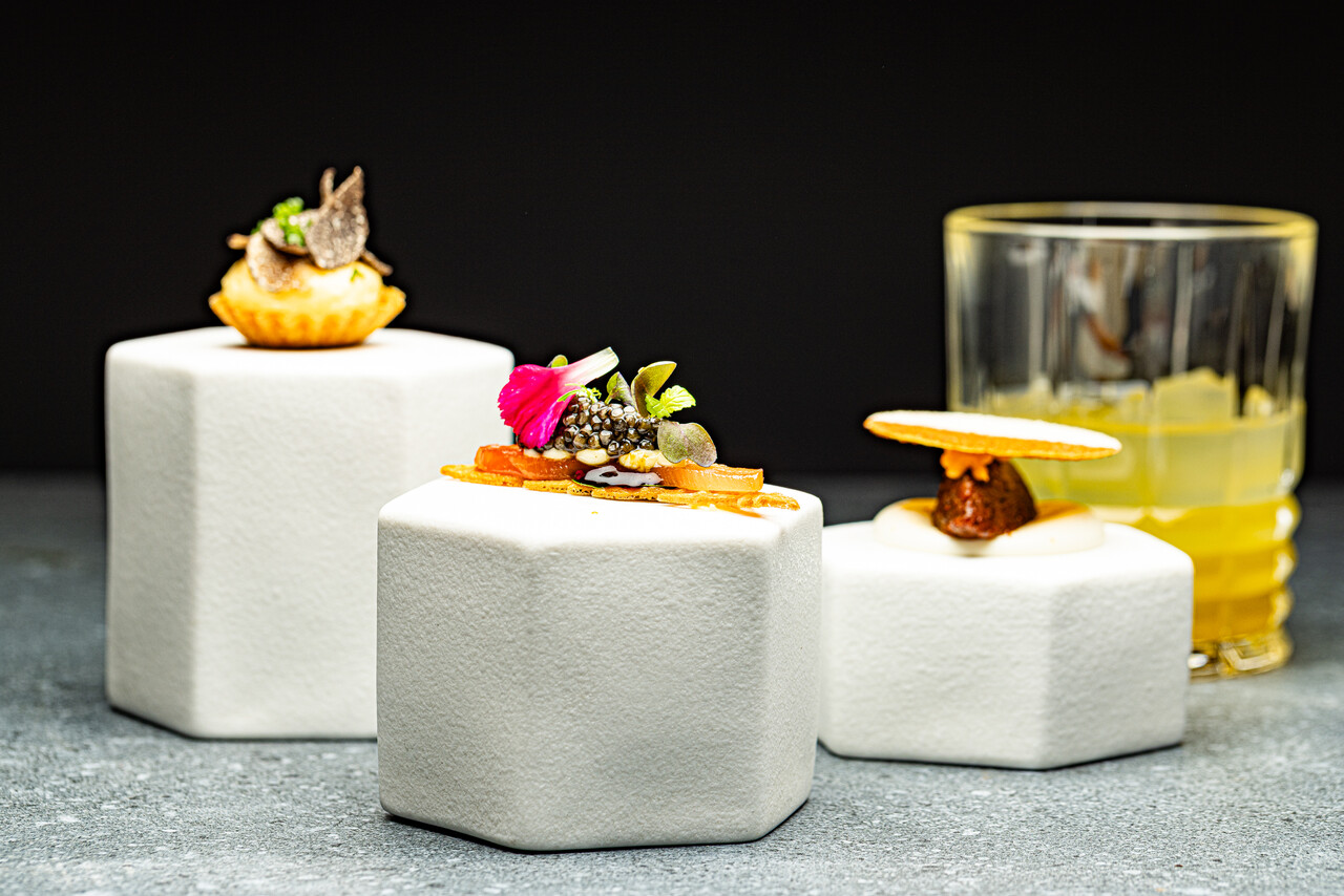 Read more about the article NAMIĘTNOŚĆ NA TALERZU: KULINARNA FILOZOFIA UWODZENIA WEDŁUG GWIAZDKOWEGO SZEFA KUCHNI